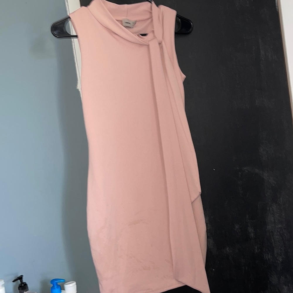 Neck bow toe dress